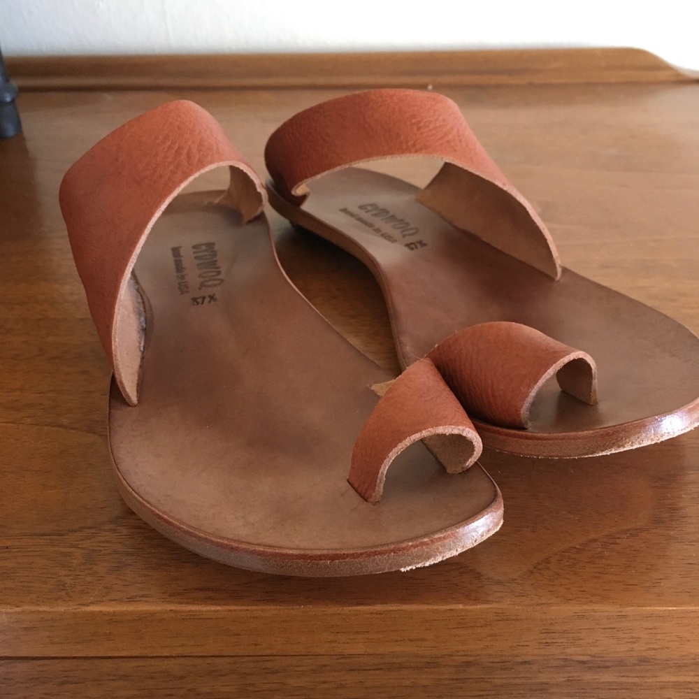 Cydwoq Thong Sandals